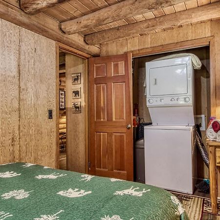 Very Private, Real Log Cabin With Hot Tub! セバービル エクステリア 写真