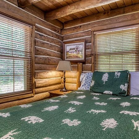 Very Private, Real Log Cabin With Hot Tub! セバービル エクステリア 写真