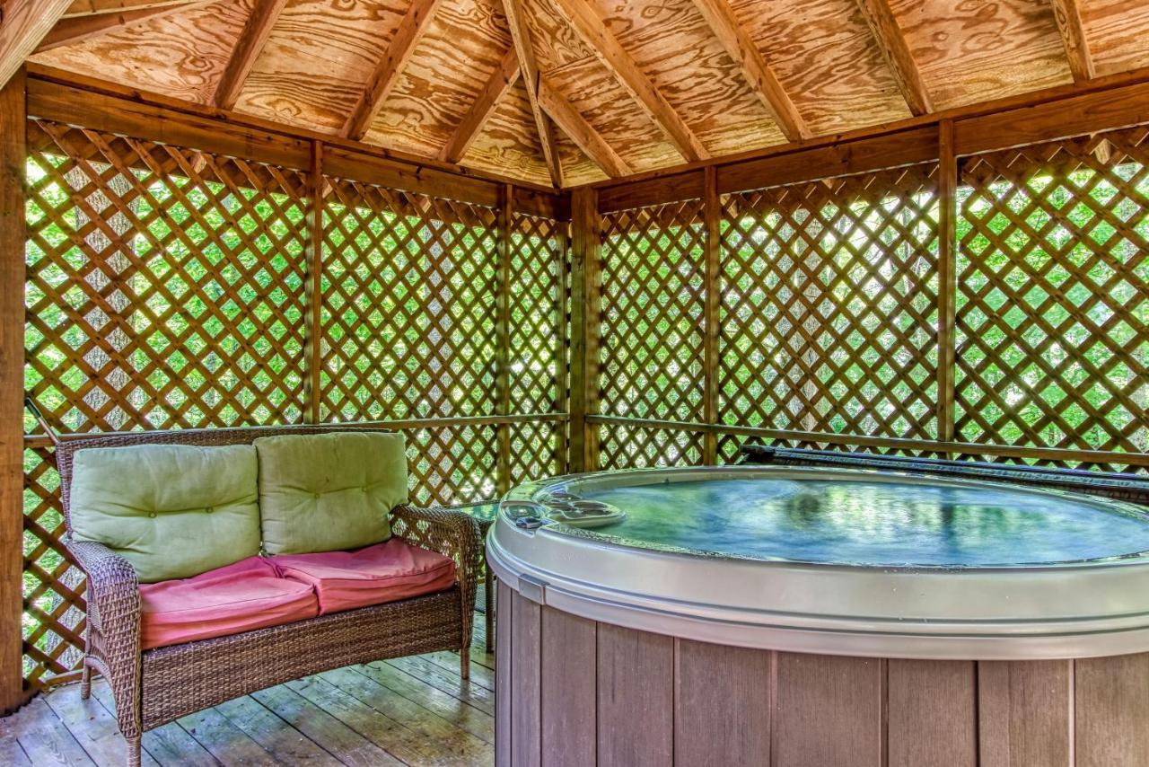 Very Private, Real Log Cabin With Hot Tub! セバービル エクステリア 写真