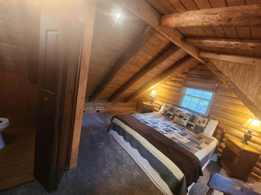 Very Private, Real Log Cabin With Hot Tub! セバービル エクステリア 写真