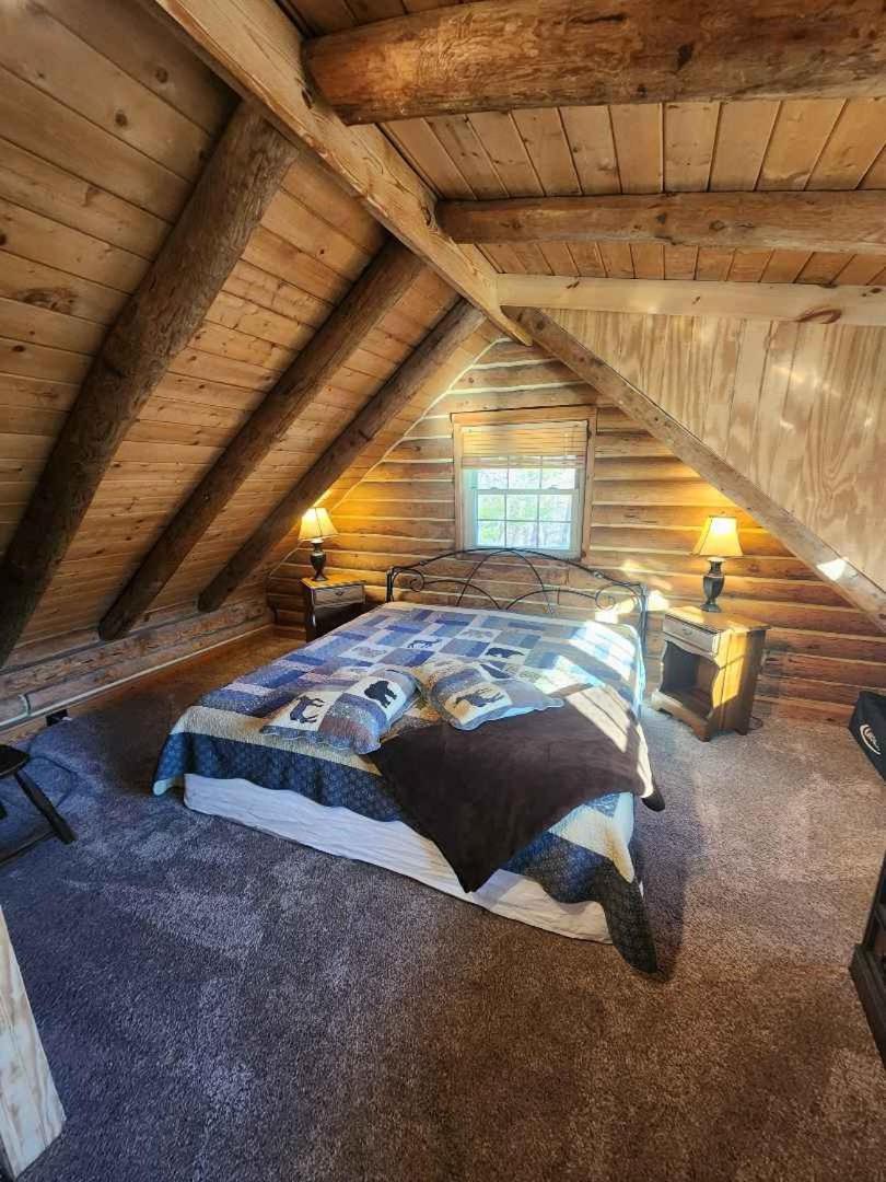 Very Private, Real Log Cabin With Hot Tub! セバービル エクステリア 写真