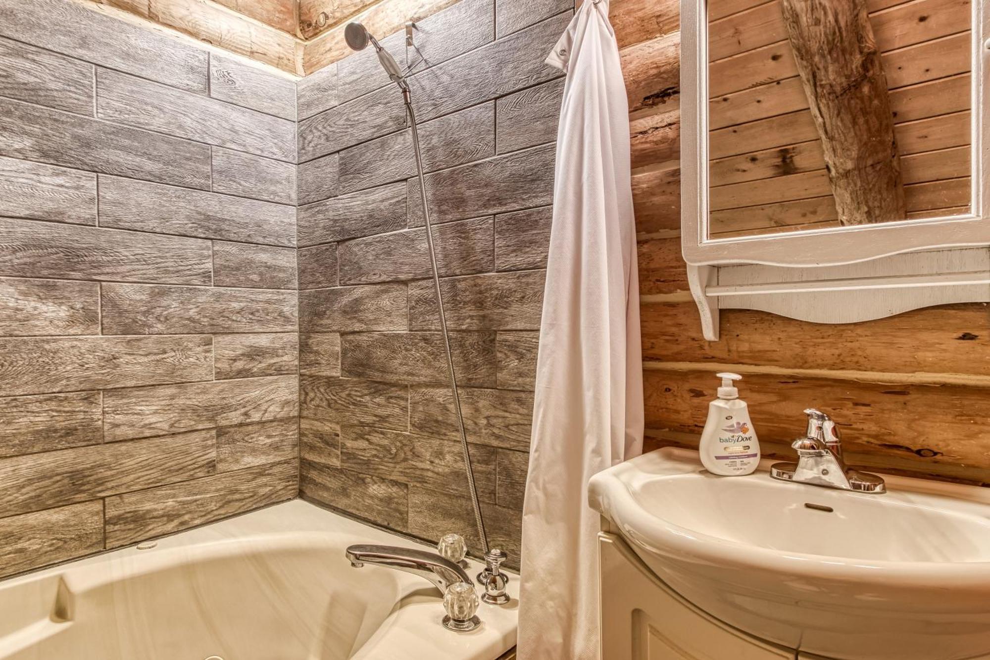 Very Private, Real Log Cabin With Hot Tub! セバービル エクステリア 写真