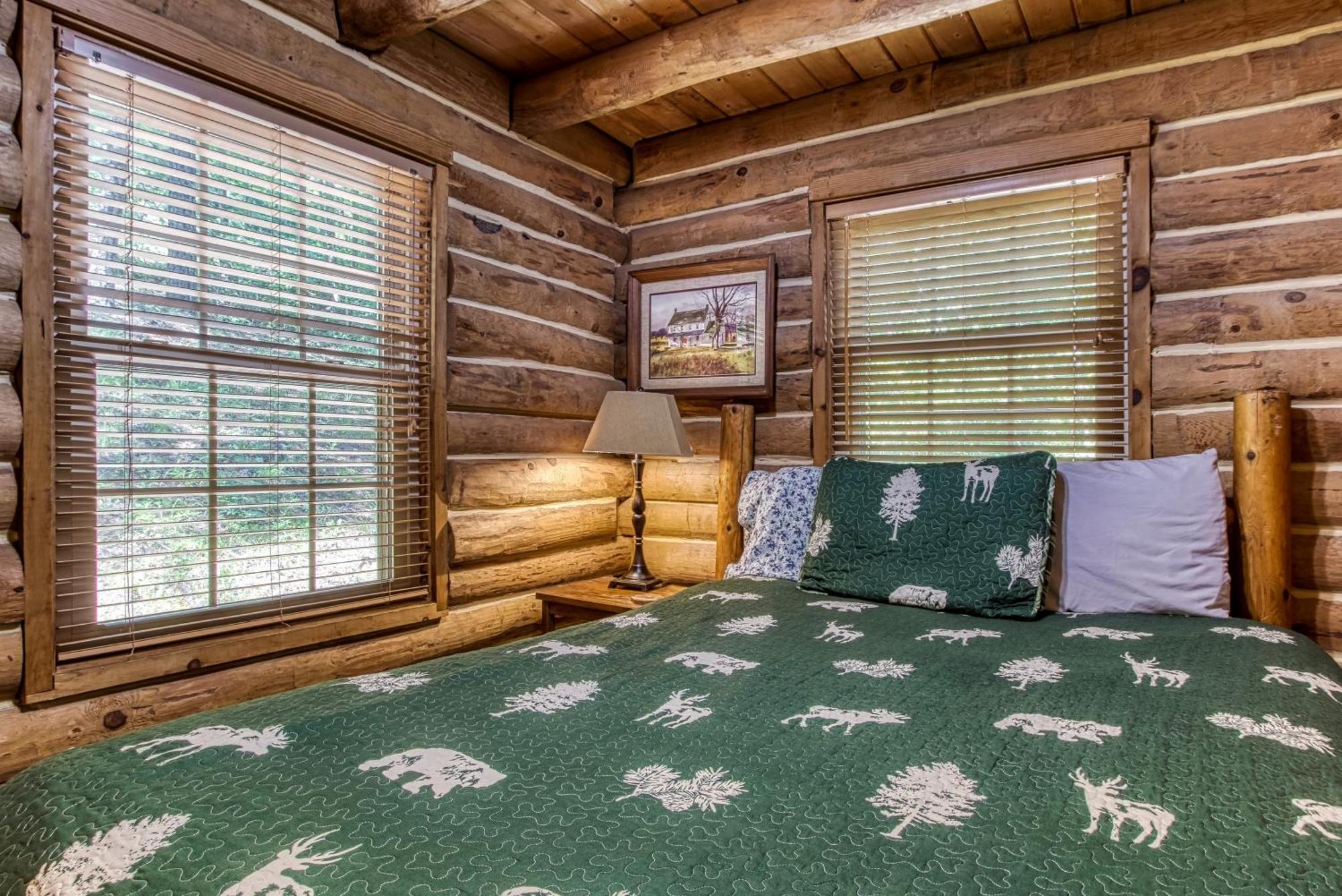 Very Private, Real Log Cabin With Hot Tub! セバービル エクステリア 写真