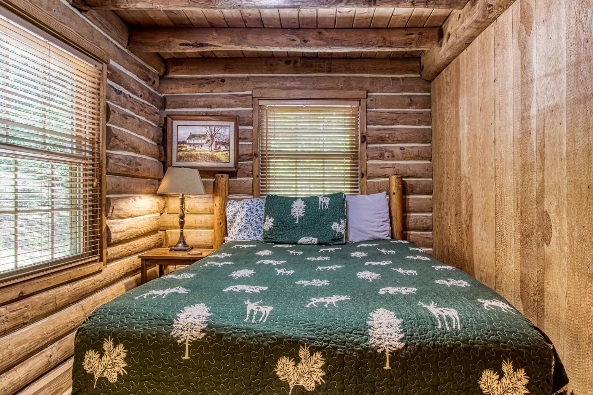 Very Private, Real Log Cabin With Hot Tub! セバービル エクステリア 写真